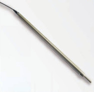 YS-L100光纖光柵裂縫傳感器也稱光纖光柵裂縫計，它采用不銹鋼外殼設(shè)計，具有測量精度高、抗壓抗剪切能力強等優(yōu)點，可長期布設(shè)在混凝土結(jié)構(gòu)物或其他材料結(jié)構(gòu)物內(nèi)部及表面，測量結(jié)構(gòu)物伸縮縫或周邊縫的開合度。
