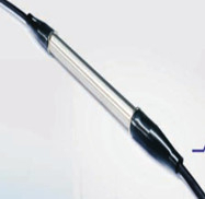 YS-T100鎧裝型光纖光柵溫度傳感器是采用雙端出纖型，具有結(jié)構(gòu)堅固的優(yōu)點，防火防爆，應(yīng)用于油罐、電纜、混凝土測溫以及隧道、消防等溫度測量領(lǐng)域。