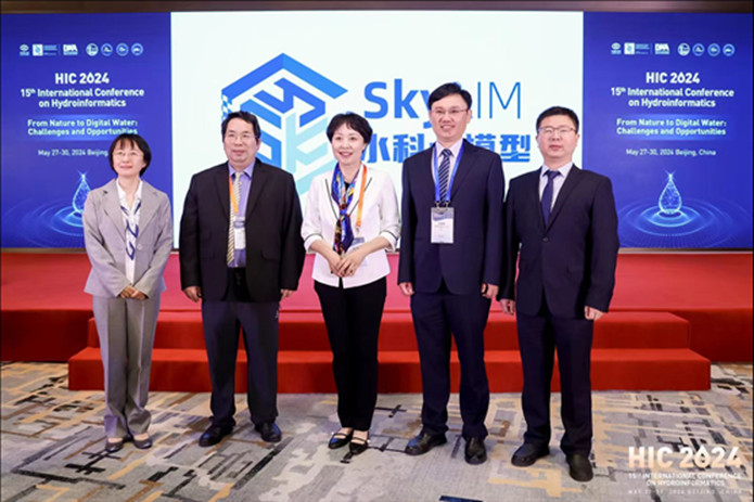 黨委書記、院長彭靜（中）與主創(chuàng)團(tuán)隊現(xiàn)場發(fā)布“SkyLIM”.jpg